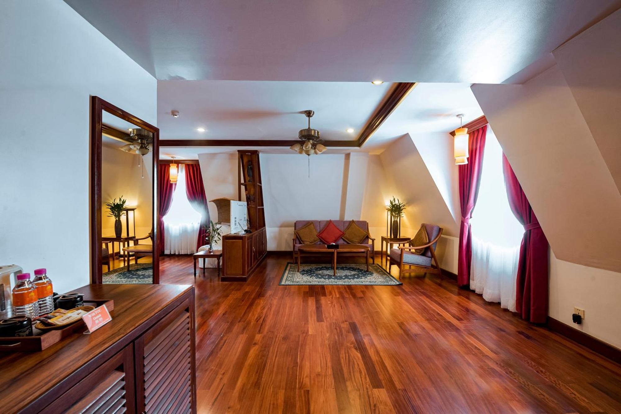 סיאם ריפ The Suite By Royal Crown Hotel מראה חיצוני תמונה